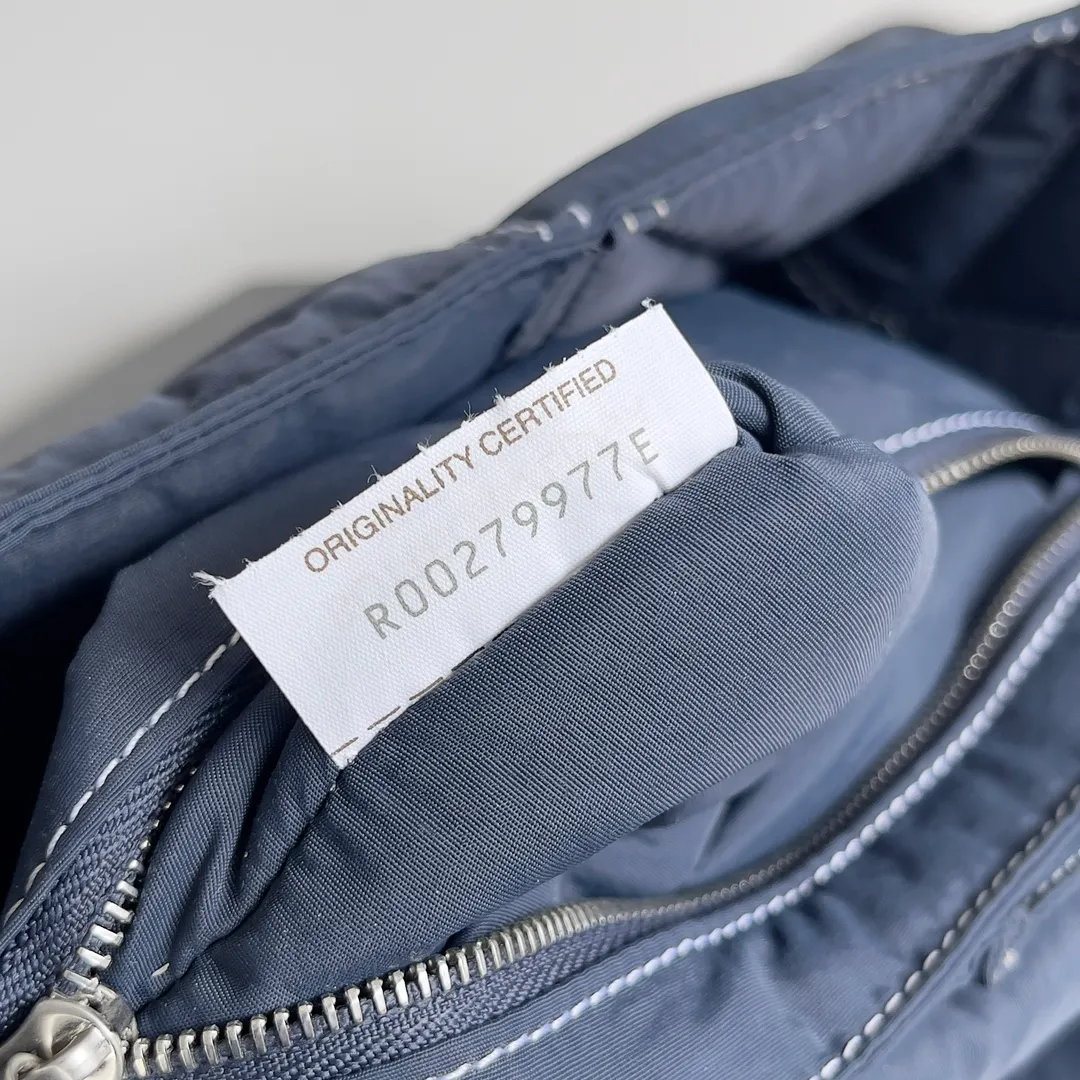 Batch 1400 BOTTEGA VENETA space down bag comes in small size🤩🤩Same size for men and women, super good-looking, air down is light and unique, nylon material makes the overall texture of the bag, really versatile and practical. Style number: 795675 (755182) Size: 23*14*7.5cm